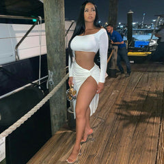 Passendes Set mit langärmligem bauchfreiem Oberteil und hochgeschlitztem Rock - Weiß