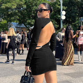 Geripptes, rückenfreies, figurbetontes Party-Minikleid mit Cut-Outs und langen Ärmeln - Schwarz