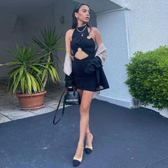 Gerafftes Neckholder-Minikleid mit Ausschnitt und O-Ring - Schwarz