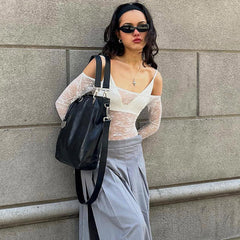 Schulterfreier Bodysuit mit Blumenmuster und langen Ärmeln aus transparenter Spitze - Weiß