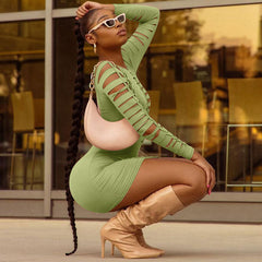 Vestido corto ajustado de manga larga con escote redondo y aberturas en forma de escalera - Verde