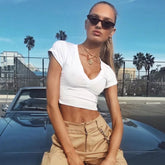 Camiseta corta con escote en V profundo y mangas cortas - Blanca