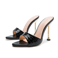 Mules de tacón alto con punta puntiaguda y diseño único con relieve de serpiente - Negro