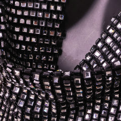 Rückenfreies Neckholder-Crop-Top mit funkelndem Kristall-Wasserfallausschnitt und Kettenhemd - Schwarz