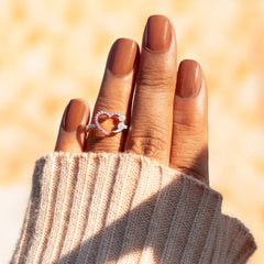 Mit mehreren Strasssteinen besetzter Herz-Eternity-Ring - Silber