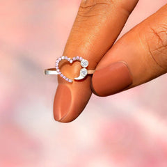 Mit mehreren Strasssteinen besetzter Herz-Eternity-Ring - Silber