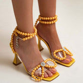 Sandalias de tacón alto con tiras de perlas y diseño de mariposa, color amarillo