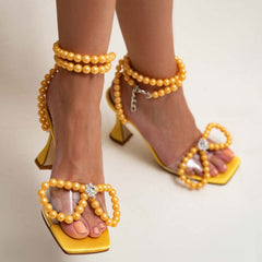 Sandalias de tacón alto con tiras de perlas y diseño de mariposa, color amarillo
