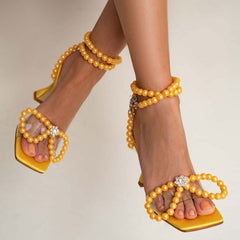 Sandalias de tacón alto con tiras de perlas y diseño de mariposa, color amarillo