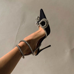 Tacones de mariposa de satén con tiras en el tobillo y punta puntiaguda con diamantes de imitación - Negro