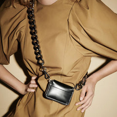 Chunky Chain Micro-Umhängetasche aus veganem Leder - Schwarz