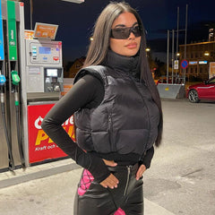 Chaleco acolchado corto con cuello alto y cremallera en la parte delantera - Negro