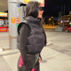 Chaleco acolchado corto con cuello alto y cremallera en la parte delantera - Negro