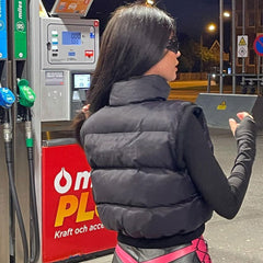 Chaleco acolchado corto con cuello alto y cremallera en la parte delantera - Negro