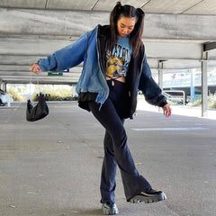 Skinny-Hose mit weitem Bein und Cut-Out - Schwarz