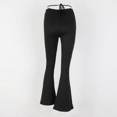 Skinny-Hose mit weitem Bein und Cut-Out - Schwarz