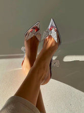 Tacones transparentes con mariposas y diamantes de imitación