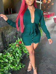 Vestido mini con escote en V profundo y lazo en la parte delantera