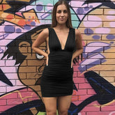 Vestido corto de fiesta ajustado, sin tirantes, con escote en V y fruncido - Negro