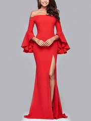 Vestido largo con abertura alta y hombros descubiertos