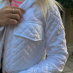 Chaqueta acolchada de rombos con manga larga y bolsillo con solapa y cuello versátil - Blanca