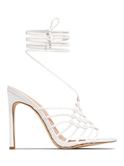 Tacones altos con cordones tejidos a crochet