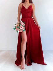 Einfarbiges Kleid mit V-Ausschnitt, Spaghettiträgern und Schlitz