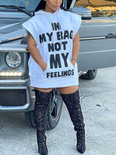 Vestido con capucha y bolsillo con estampado de letras