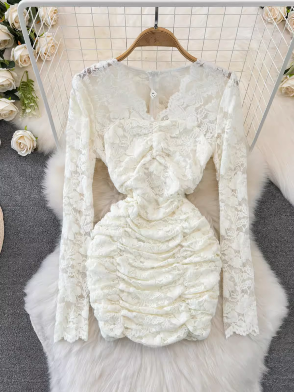 Women's long-sleeved V-neck lace bodycon dress