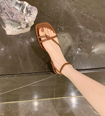 Cross Strapping Flat Sandals