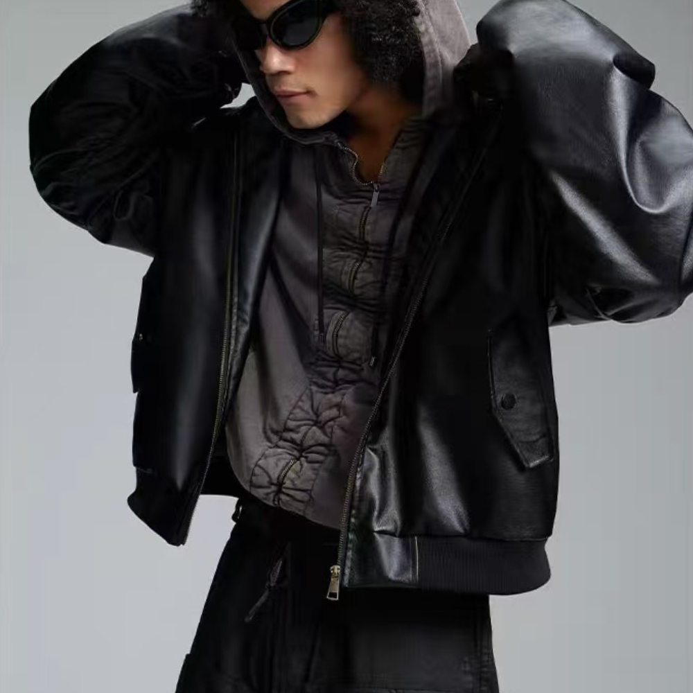 chaqueta de cuero con capucha