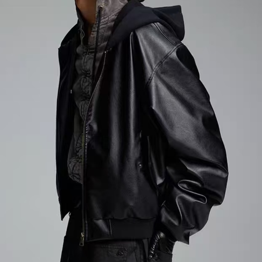 chaqueta de cuero con capucha