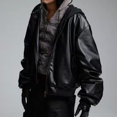 chaqueta de cuero con capucha