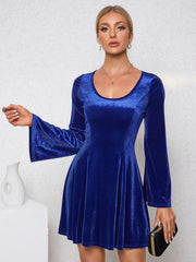 Waist cinched large skirt hem U-neck flared sleeve velvet dress