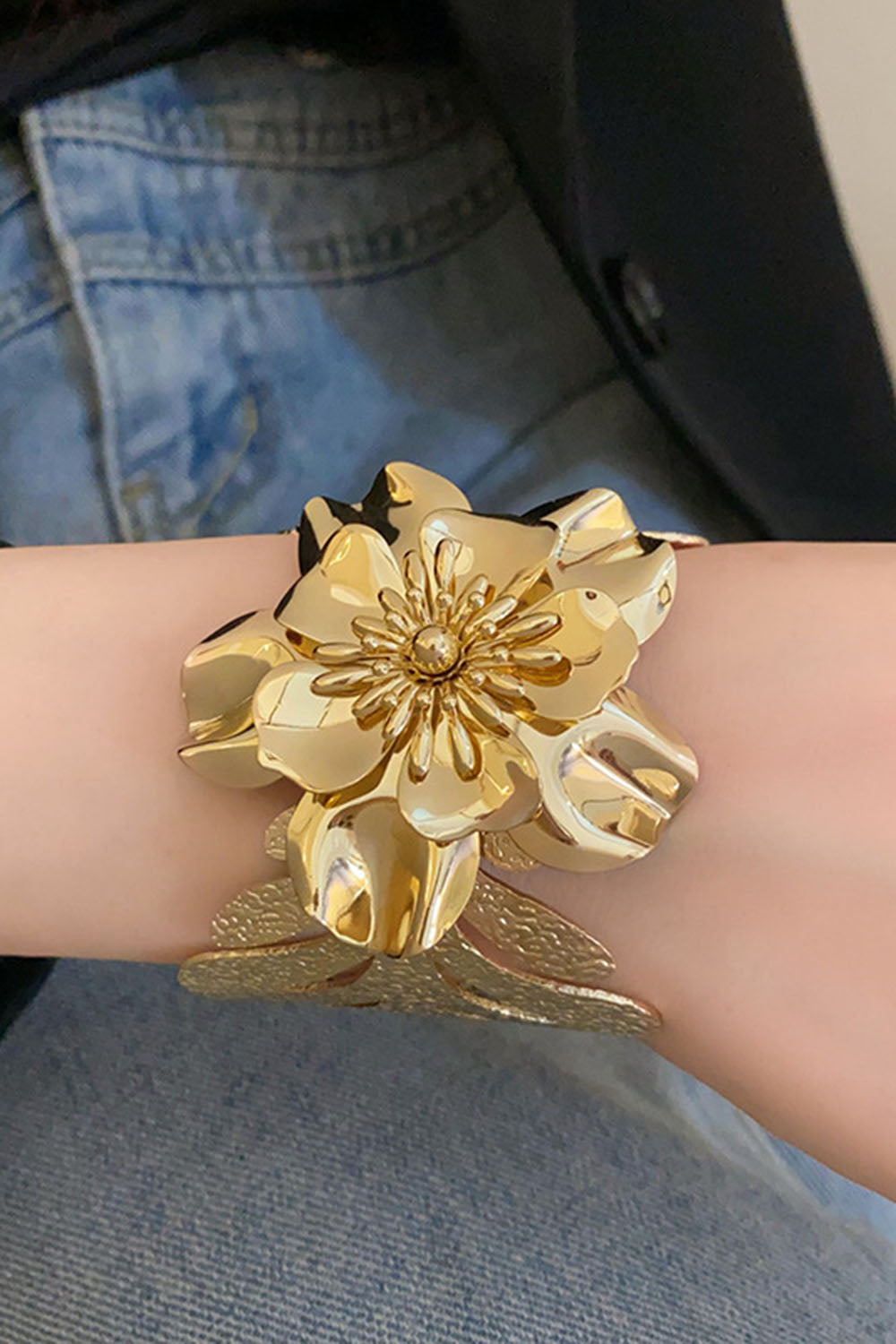 Hollow Out Flower Leaves Alloy Cuff Bracelet - Gold