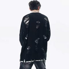 Süßer Pullover mit Löchern