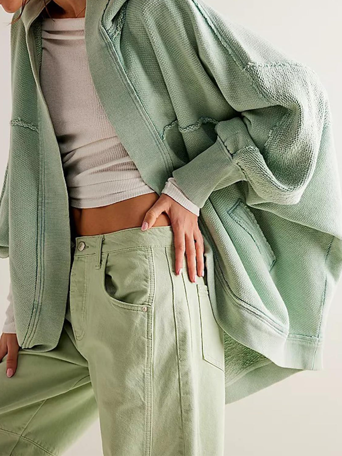 Cárdigan con capucha, mangas murciélago y frente abierto con costura expuesta