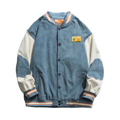 Chaqueta universitaria desgastada con parches urbanos
