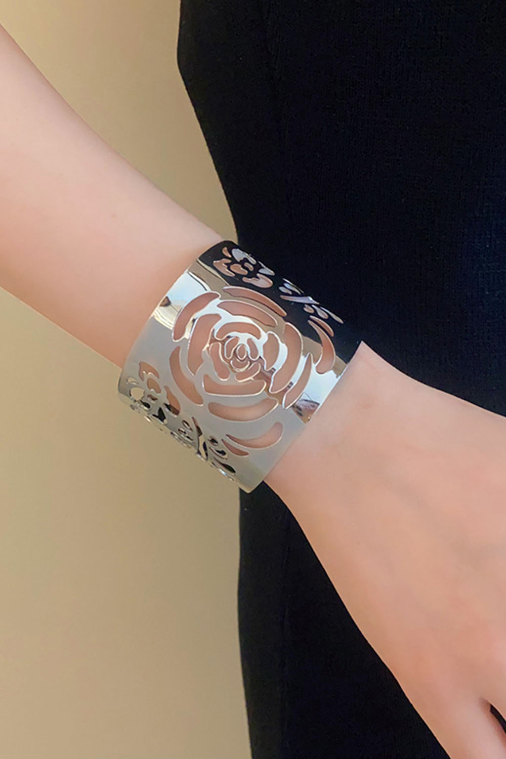 Hollow Out Flower Leaves Alloy Cuff Bracelet - Gold