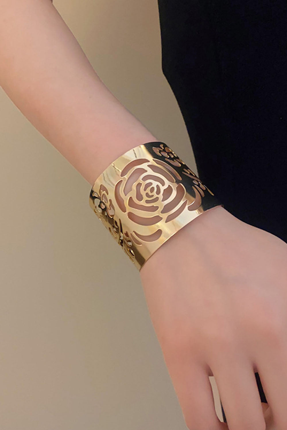Hollow Out Flower Leaves Alloy Cuff Bracelet - Gold