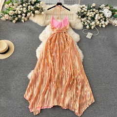 Unregelmäßiges rückenfreies Neckholderkleid