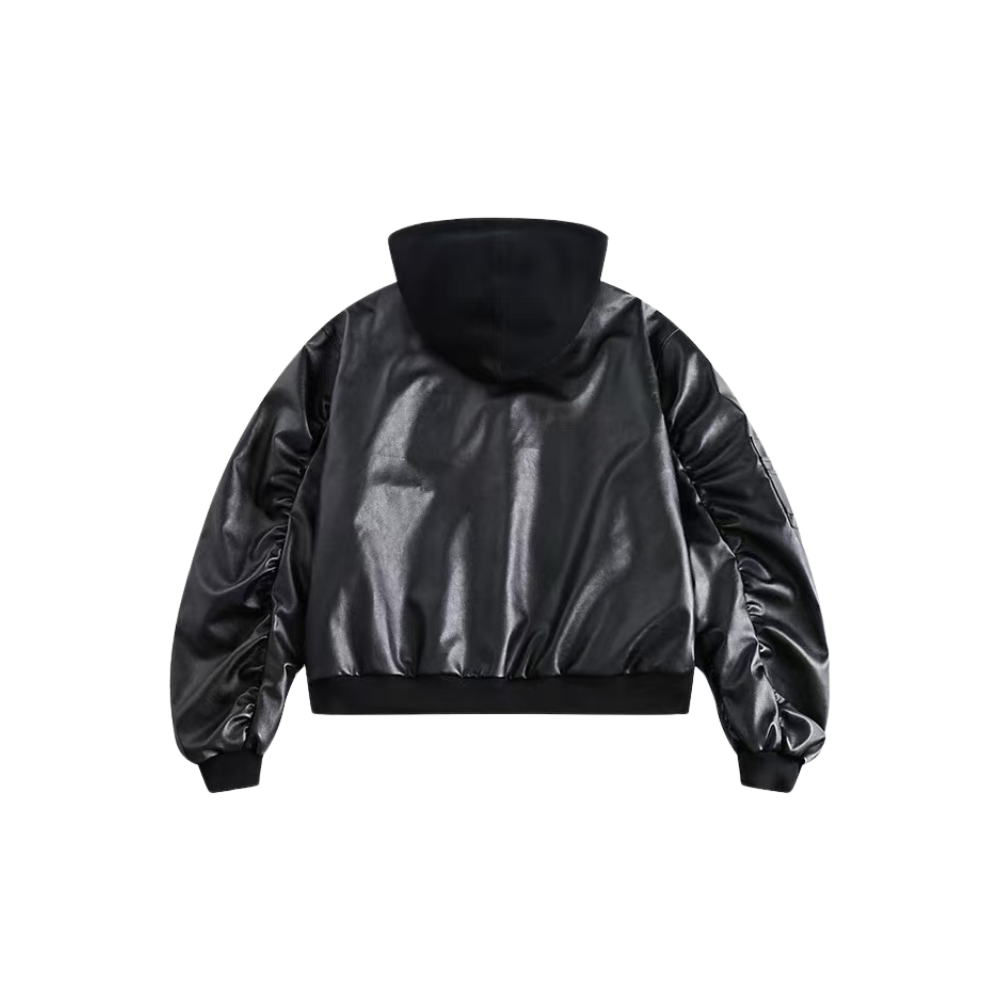chaqueta de cuero con capucha