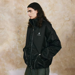 Chaqueta con múltiples cremalleras