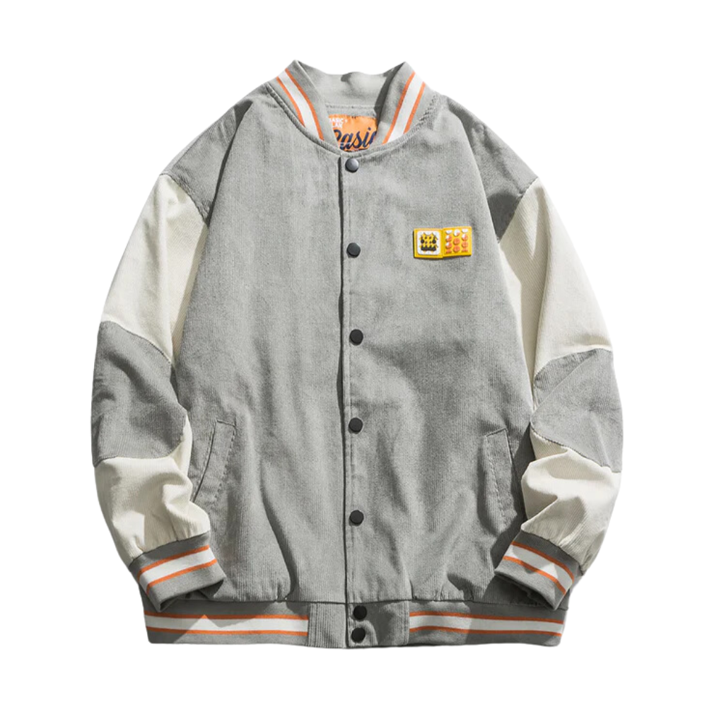 Chaqueta universitaria desgastada con parches urbanos