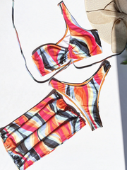 Conjunto de bikini de tres piezas con estampado de rayas onduladas