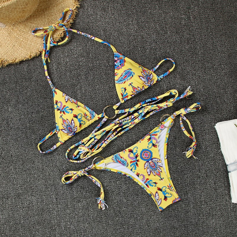 Conjunto de bikini con tiras cruzadas y huecos florales