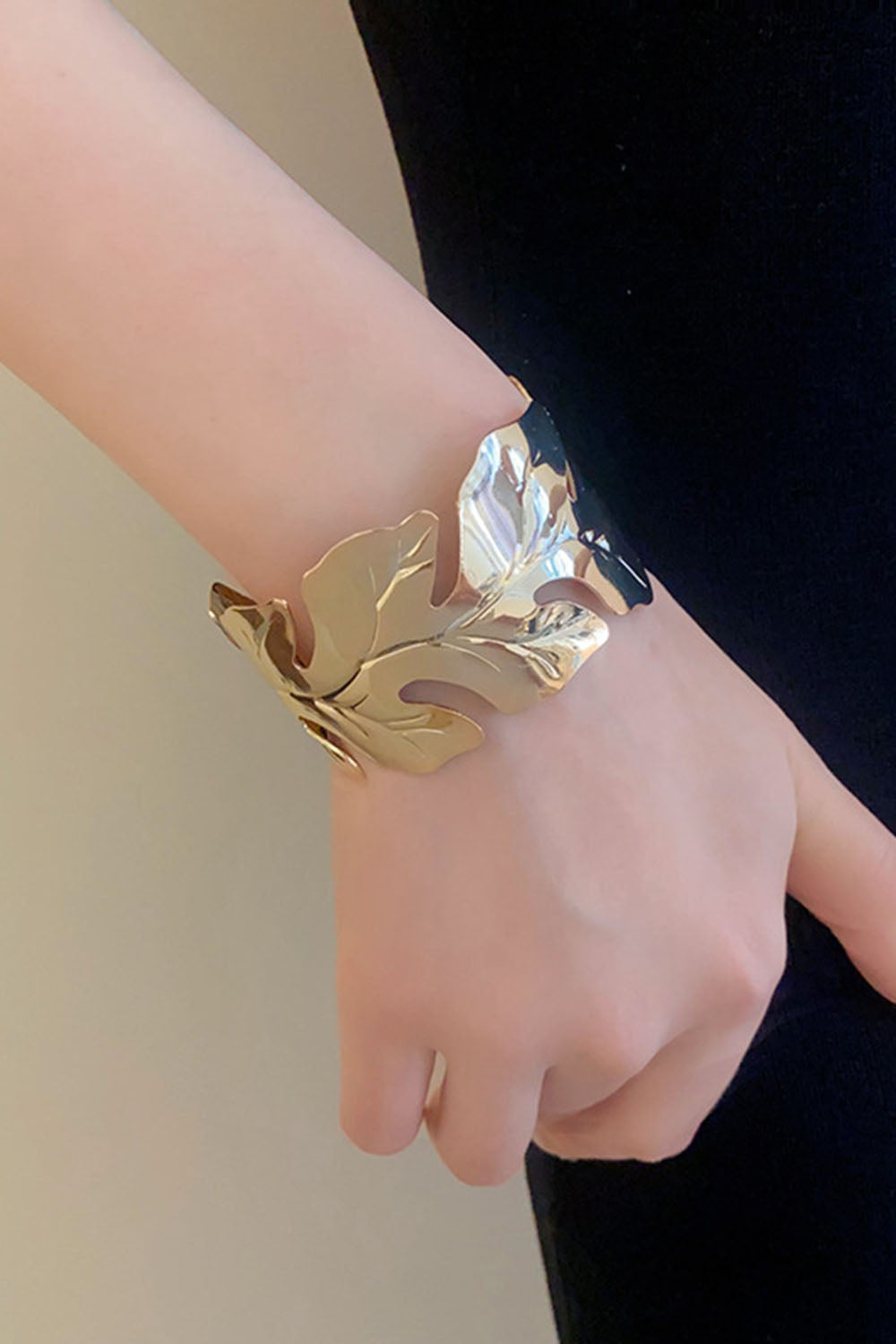Hollow Out Flower Leaves Alloy Cuff Bracelet - Gold