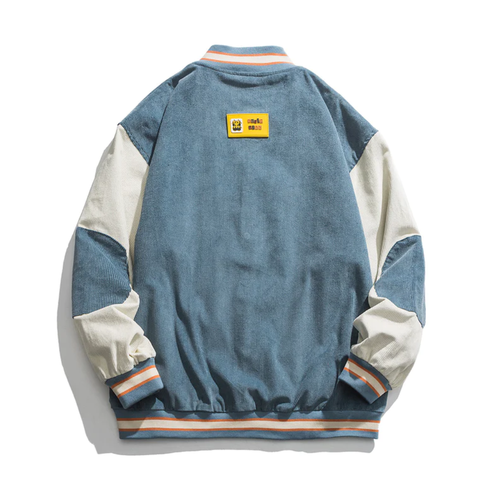 Chaqueta universitaria desgastada con parches urbanos