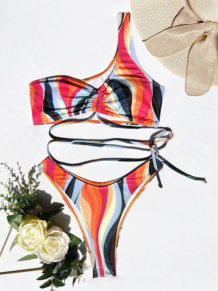 Conjunto de bikini de tres piezas con estampado de rayas onduladas