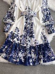 Langärmliges, bedrucktes Kleid mit Stehkragen und A-Linien-Muster